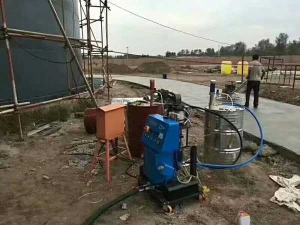 聚氨酯噴涂機設(shè)備JNJX-Q2600(圖3) 聚氨酯噴涂機設(shè)備JNJX-Q2600用于罐體保溫噴涂