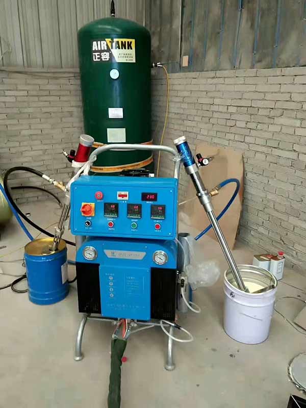 廣東聚脲噴涂機(jī) 除鹽水箱聚脲防腐 Q5200型 18KW 保溫管延長(zhǎng)至120米(圖1) JNJX-5200型廣東聚脲噴涂機(jī)防腐施工