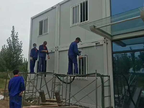 輕鋼別墅房屋保溫聚氨酯好不好 小型聚氨酯發(fā)泡機(圖1) 輕鋼別墅房屋保溫聚氨酯發(fā)泡噴涂