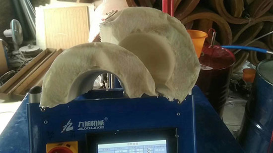 PLC多工序聚氨酯發(fā)泡機 瓦殼澆注 門板填充(圖2) PLC多工序聚氨酯發(fā)泡機瓦殼澆注