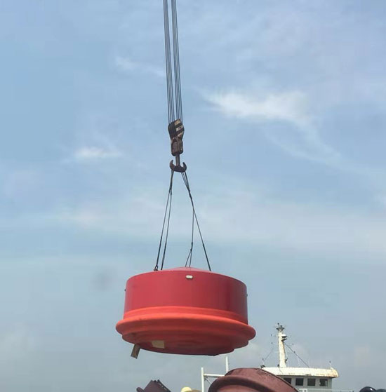 海上漂浮的鋼質(zhì)浮筒填充聚氨酯發(fā)泡機(圖1) 海上漂浮的鋼質(zhì)浮筒