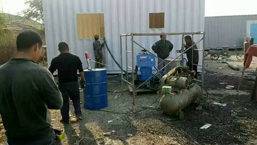 聚氨酯涂料噴涂機(jī)(圖1) Q2600型聚氨酯涂料噴涂機(jī)用于移動(dòng)房屋保溫噴涂