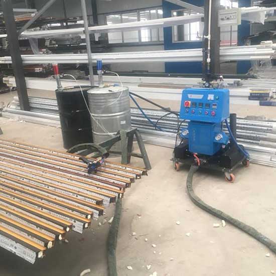 斷橋鋁填充發(fā)泡機(jī)(圖1) JNJX-Q2600(D)型聚氨酯斷橋鋁填充發(fā)泡機(jī)