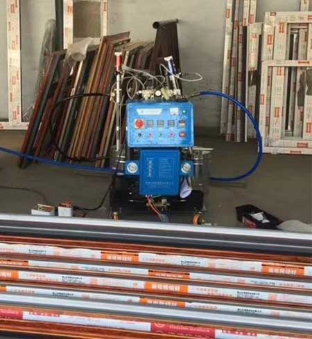 鋁型材腔體填充發(fā)泡(圖1) Q2600D斷橋鋁型材腔體填充聚氨酯發(fā)泡機(jī)