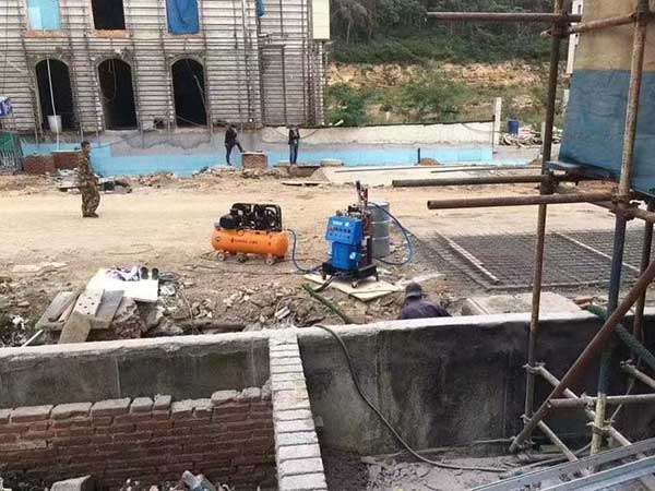 外墻聚氨酯發(fā)泡機(圖1) 濟南九旭Q2600外墻聚氨酯發(fā)泡機