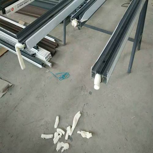 型材發(fā)泡 澆注機器(圖1) 型材發(fā)泡澆注案例