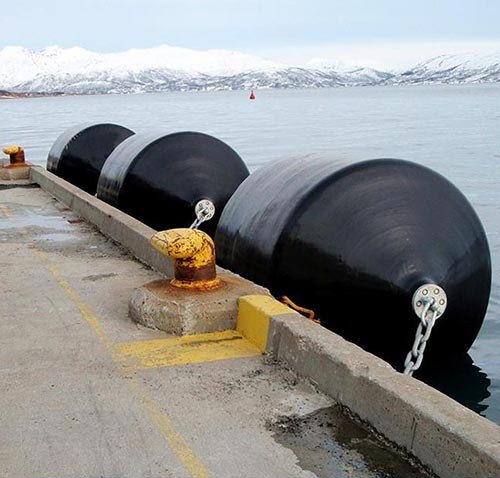 碼頭用聚氨酯實心填充護舷 聚氨酯噴涂設備(圖1) 碼頭用聚氨酯實心填充護舷案例