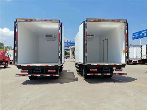 冷藏車廂板廂體填充聚氨酯噴涂機(jī)(圖1) 冷藏車廂板廂體填充聚氨酯噴涂案例