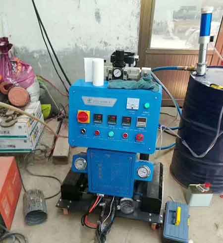 冷藏車廂板廂體填充聚氨酯噴涂機(jī)(圖2) Q2600D冷藏車廂板廂體填充聚氨酯噴涂機(jī)