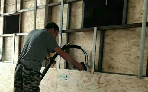 澆注發(fā)泡設(shè)備(圖2) 鋼結(jié)構(gòu)房屋墻體空腔澆注發(fā)泡案例