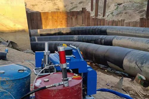 聚氨酯保溫材料管道補口施工專用噴涂設(shè)備(圖3) 聚氨酯保溫材料管道補口施工