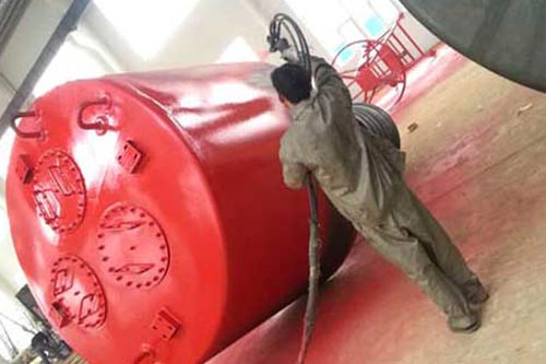 聚脲防水涂料設備 液壓驅(qū)動讓動力更加澎湃(圖2) 聚脲防水涂料罐體噴涂案例