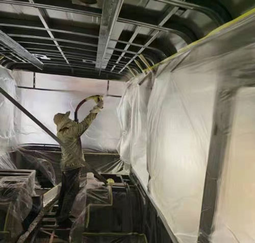 聚氨酯噴涂機(jī) 全車(chē)保溫噴涂聚氨酯泡沫(圖3) 全車(chē)保溫噴涂聚氨酯泡沫現(xiàn)場(chǎng)