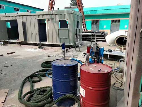 集裝箱活動房保溫隔熱聚氨酯噴涂機(jī)(圖2) 集裝箱活動房保溫隔熱聚氨酯噴涂案例