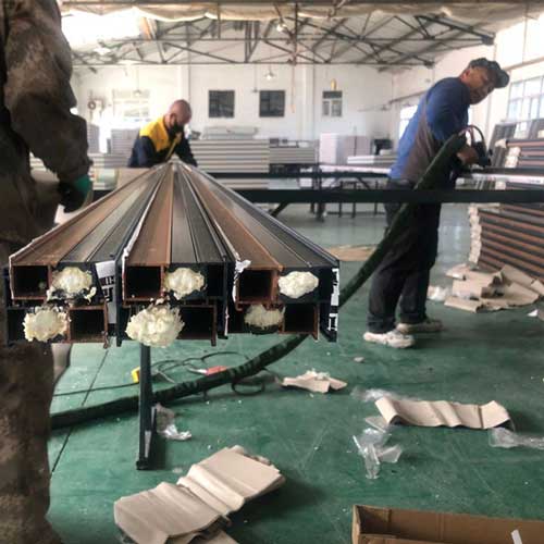 斷橋鋁型材灌注發(fā)泡機 高壓聚氨酯澆注機(圖2) 斷橋鋁型材灌注發(fā)泡案例