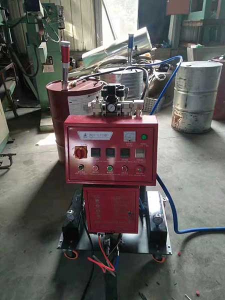 聚氨酯發(fā)泡熱水器(圖2) JNJX-III(H)型太陽能聚氨酯發(fā)泡機(jī)