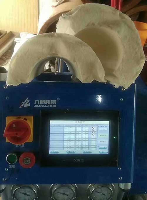 硬質(zhì)聚氨酯瓦殼(圖3) 硬質(zhì)聚氨酯瓦殼澆注