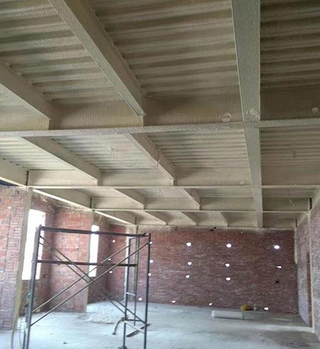 聚氨酯保溫發(fā)泡機(jī)設(shè)備A料B料施工效率高(圖2) 冷庫聚氨酯保溫發(fā)泡機(jī)施工現(xiàn)場